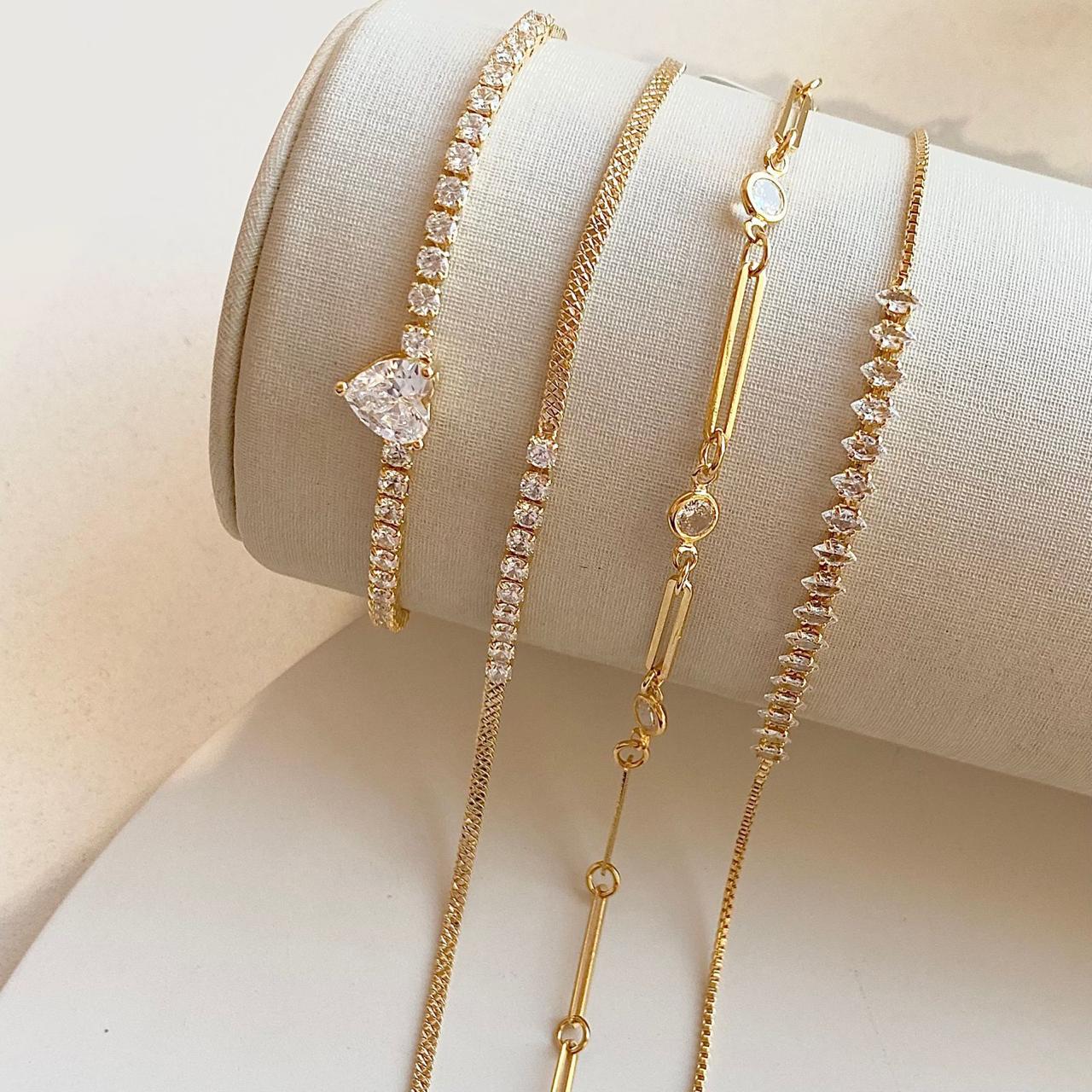 Pulseiras douradas com zircônias