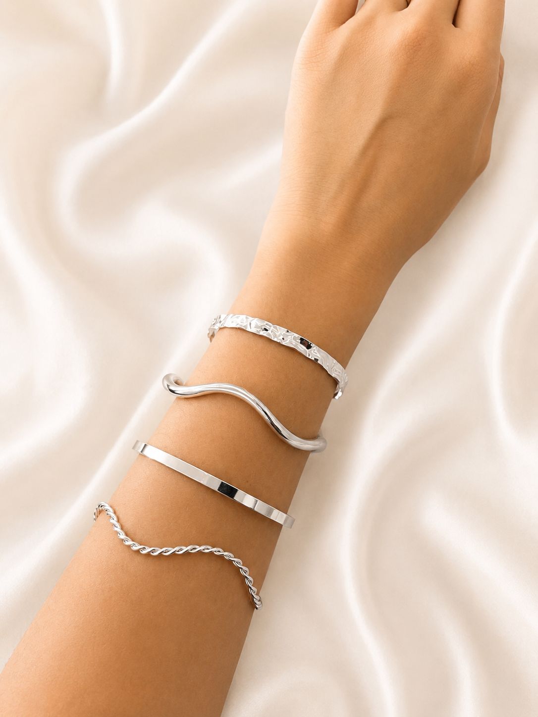 Pulseiras e braceletes prateados Esper