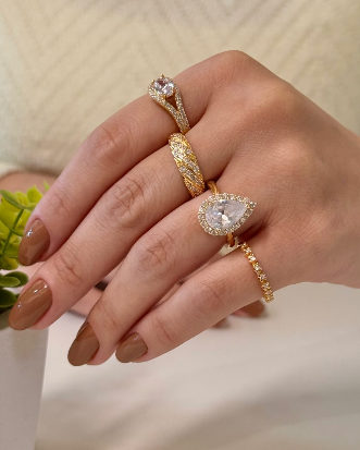 Anéis banhados a ouro com zircônias