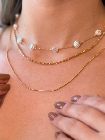 Colares com pérolas e corrente veneziana banhados a ouro