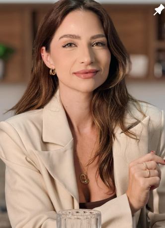 Modelo usando brinco argola e colar banhados a ouro
