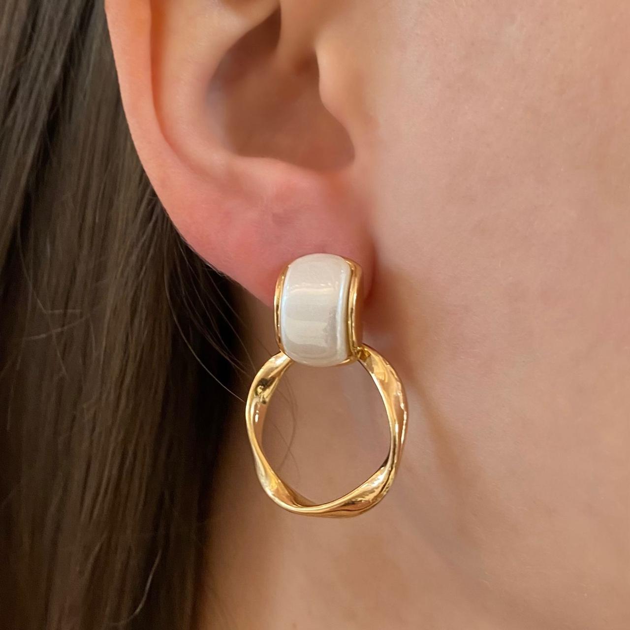 Brinco argola com pérola banhado a ouro