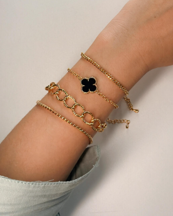 Pulseiras banhadas a ouro com pingente trevo